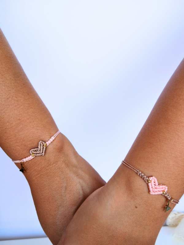 Pulseras hilo corazón en macramé set de 2