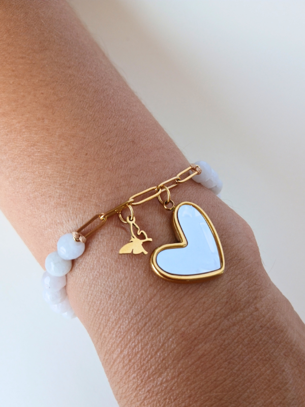 Pulsera ajustable de piedra natural blanca con cadena y dije corazón blanco.