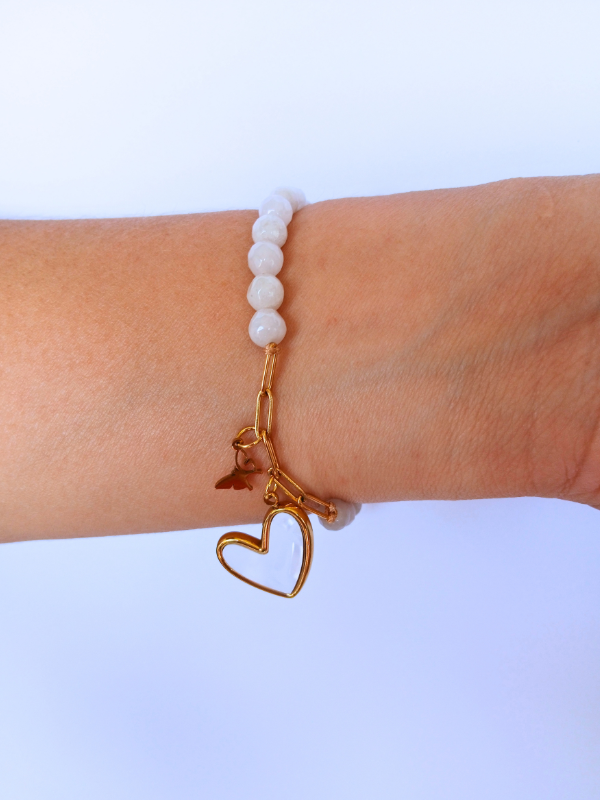 Pulsera ajustable de piedra natural blanca con cadena y dije corazón blanco.