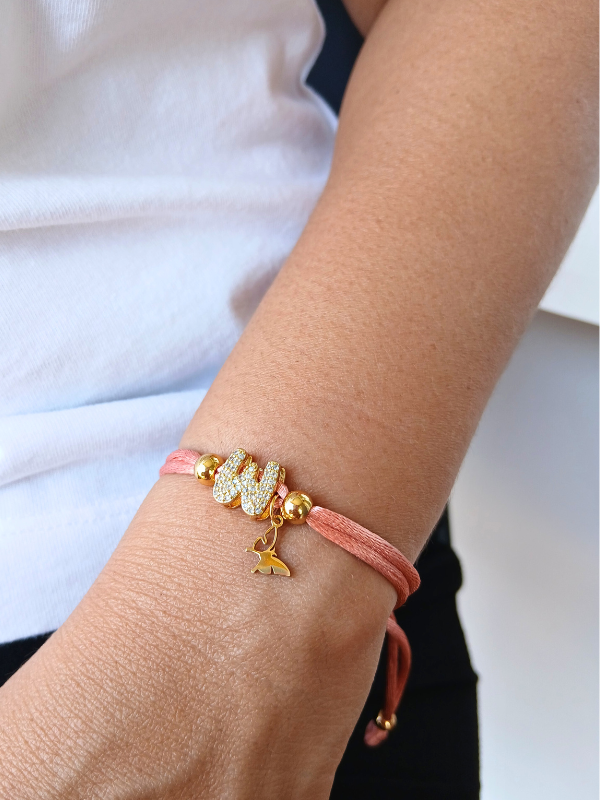 Pulsera ajustable Hilo satinado de letra inicial.