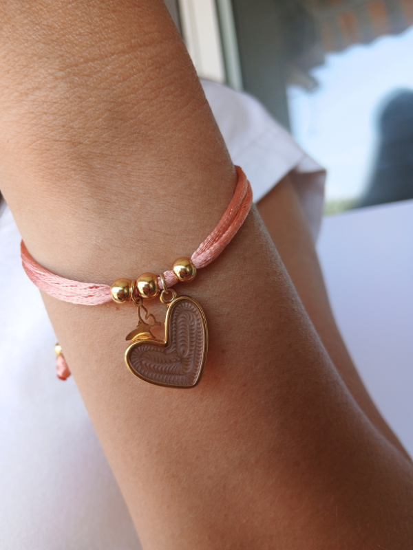 Pulsera ajustable corazón café hilo satinado.
