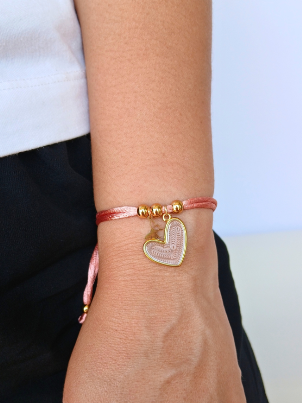 Pulsera ajustable corazón café hilo satinado.