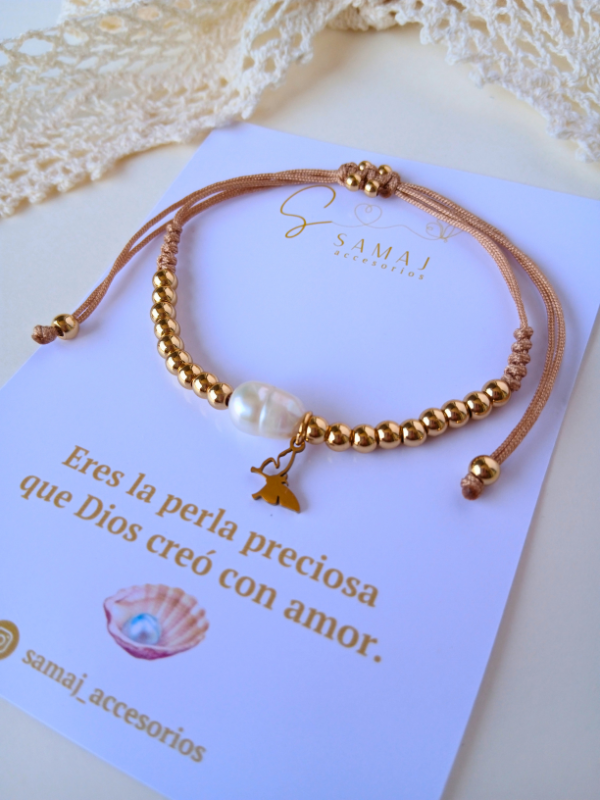 Pulsera ajustable dorada con balines en acero inoxidable y perla natural.