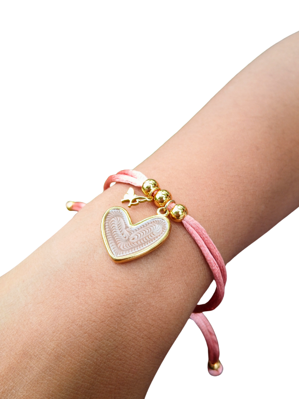 Pulsera ajustable corazón café hilo satinado.