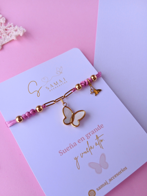 Pulsera ajustable mariposa blanca con cadena e hilo satinado.