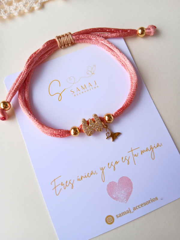 Pulsera ajustable Hilo satinado de letra inicial.