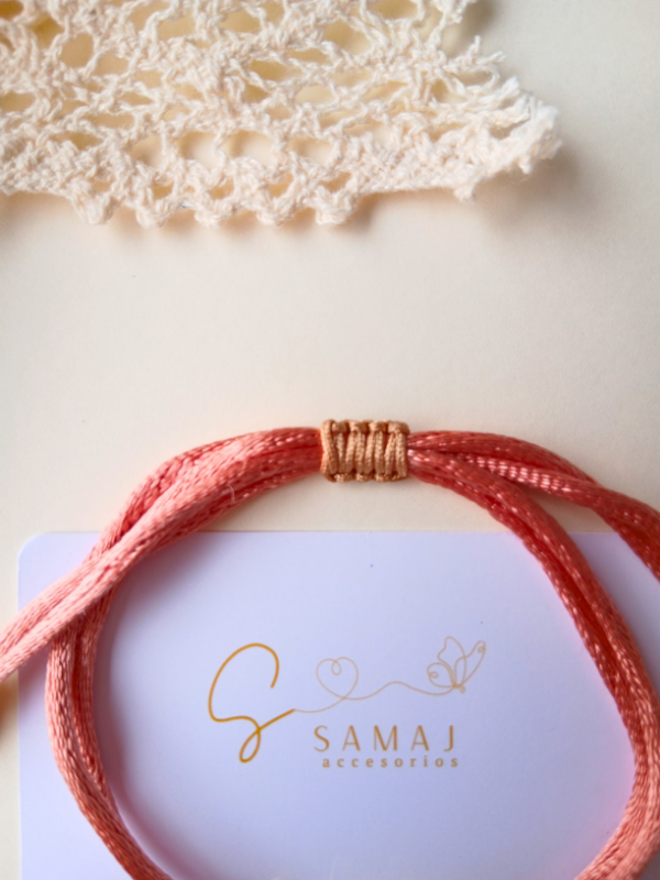 Pulsera ajustable Hilo satinado de letra inicial.