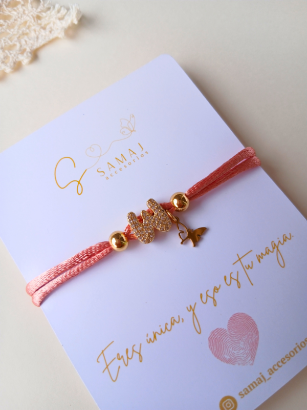 Pulsera ajustable Hilo satinado de letra inicial.