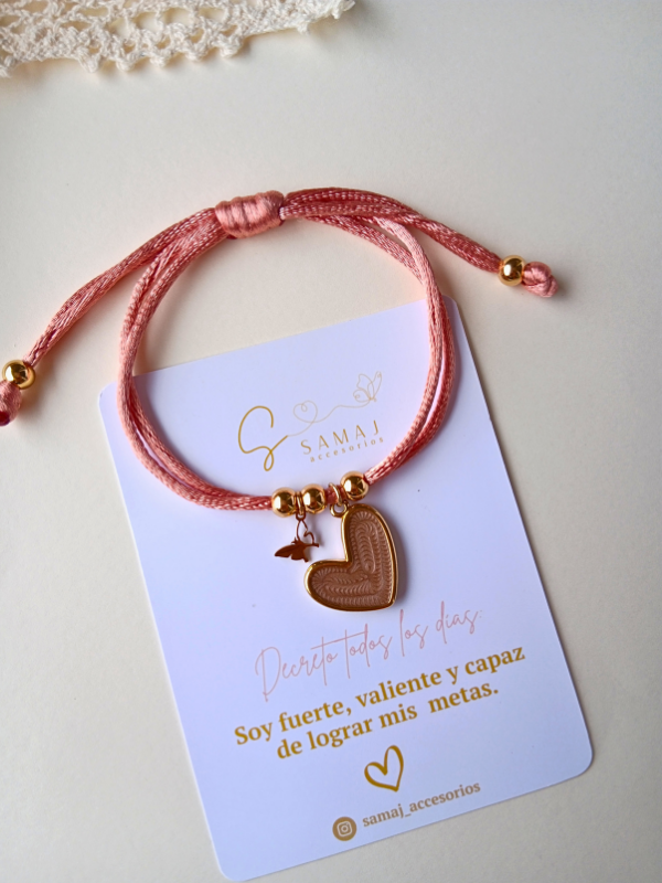 Pulsera ajustable corazón café hilo satinado.