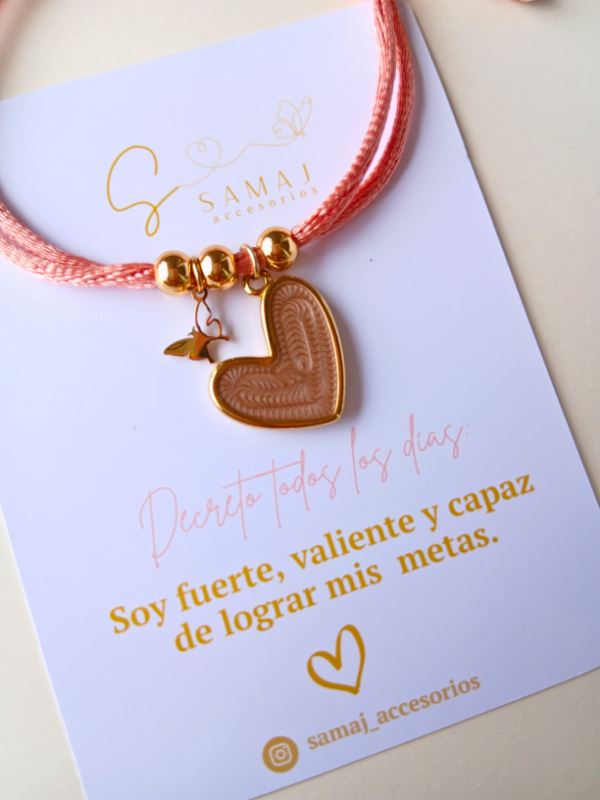 Pulsera ajustable corazón café hilo satinado.