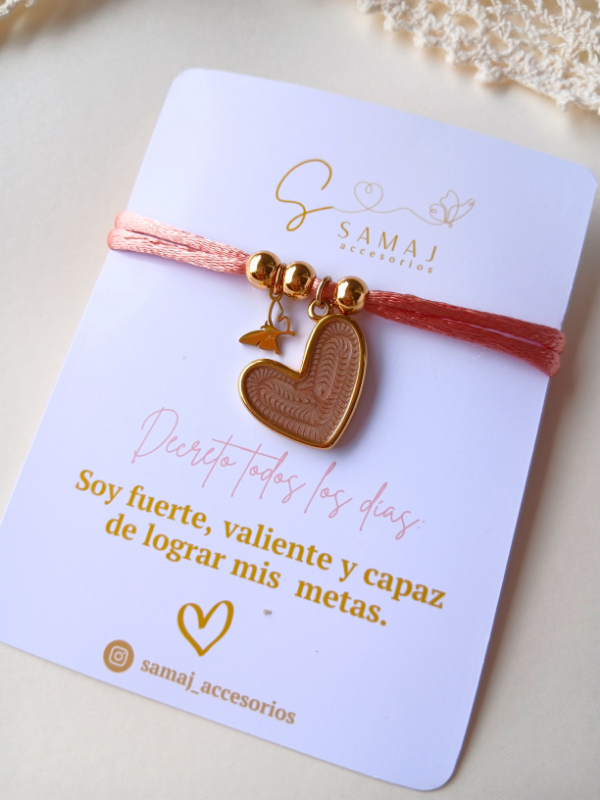 Pulsera ajustable corazón café hilo satinado.