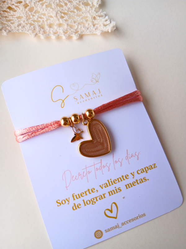 Pulsera ajustable corazón café hilo satinado.