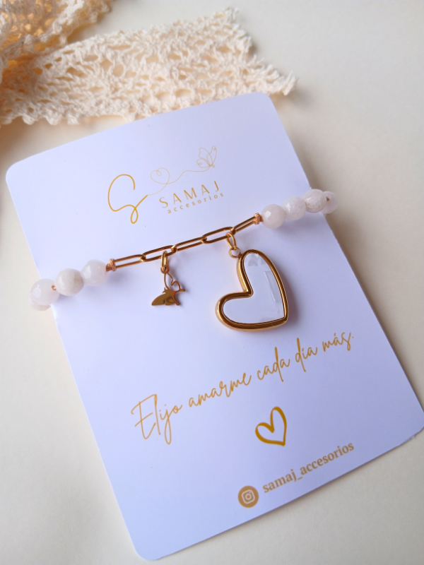 Pulsera ajustable de piedra natural blanca con cadena y dije corazón blanco.