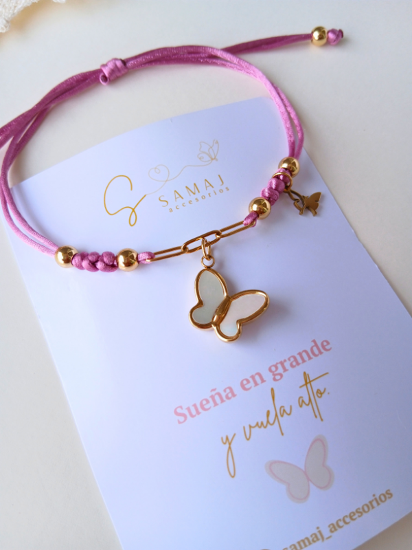Pulsera ajustable mariposa blanca con cadena e hilo satinado.