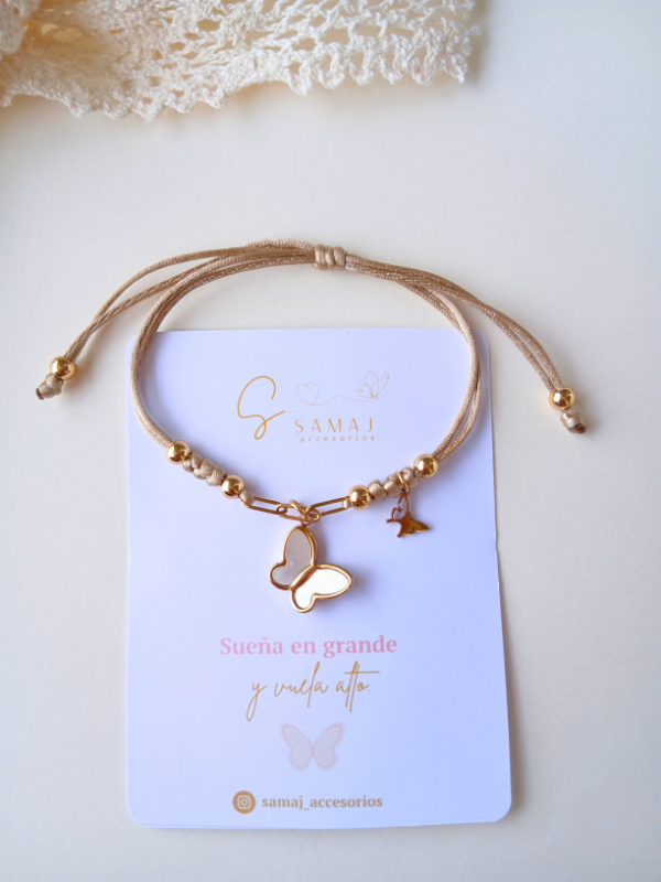Pulsera ajustable mariposa blanca con cadena e hilo satinado.