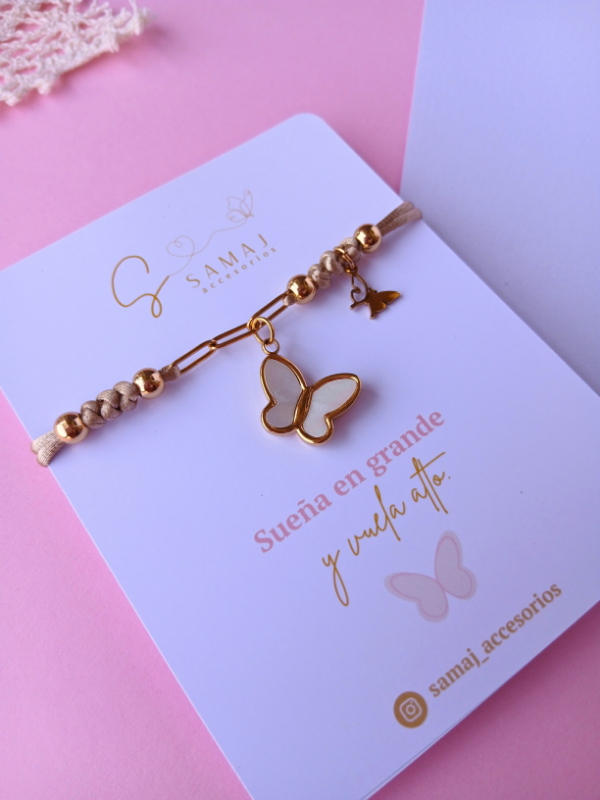 Pulsera ajustable mariposa blanca con cadena e hilo satinado.