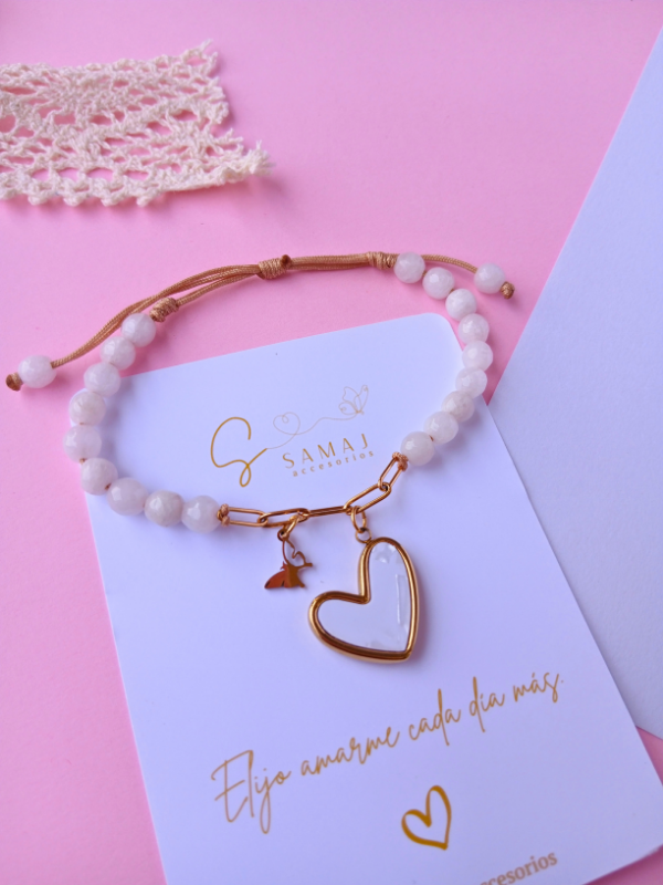 Pulsera ajustable de piedra natural blanca con cadena y dije corazón blanco.