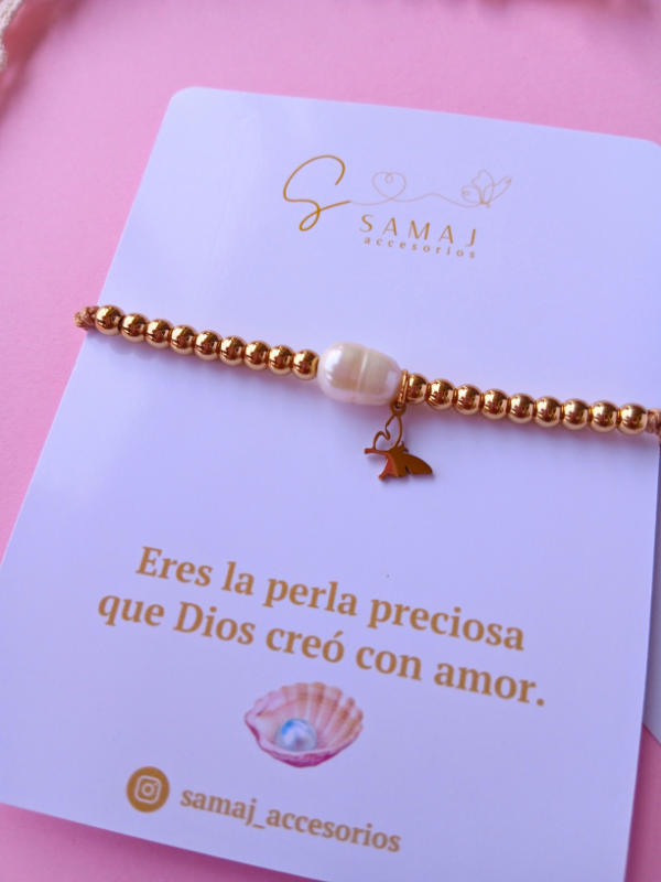 Pulsera ajustable dorada con balines en acero inoxidable y perla natural.