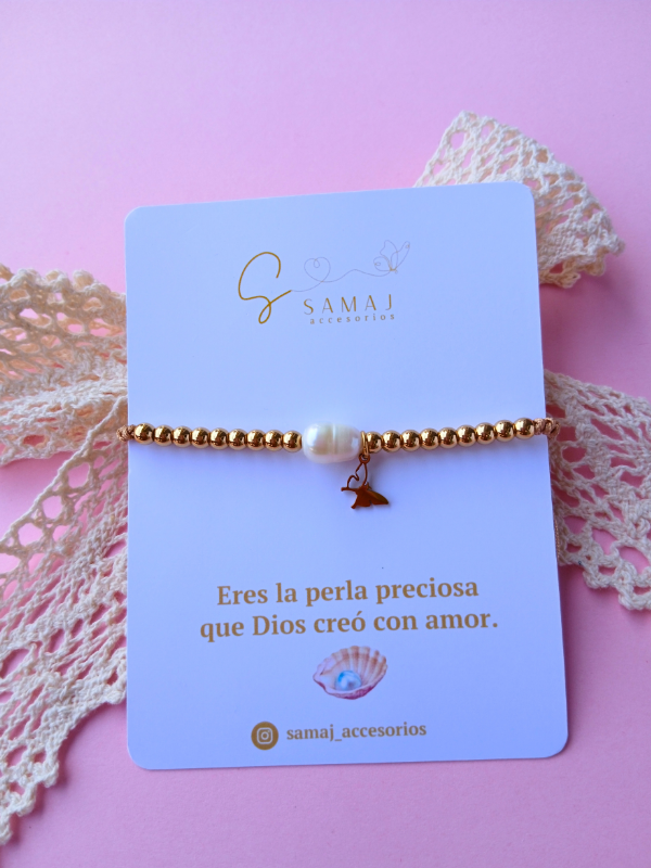 Pulsera ajustable dorada con balines en acero inoxidable y perla natural.