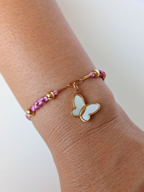 Pulsera ajustable mariposa blanca con cadena e hilo satinado.