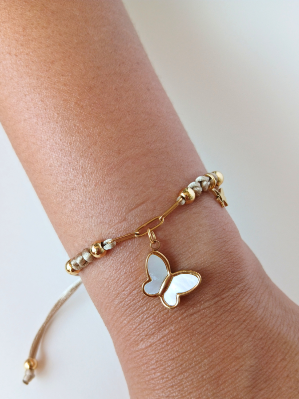 Pulsera ajustable mariposa blanca con cadena e hilo satinado.
